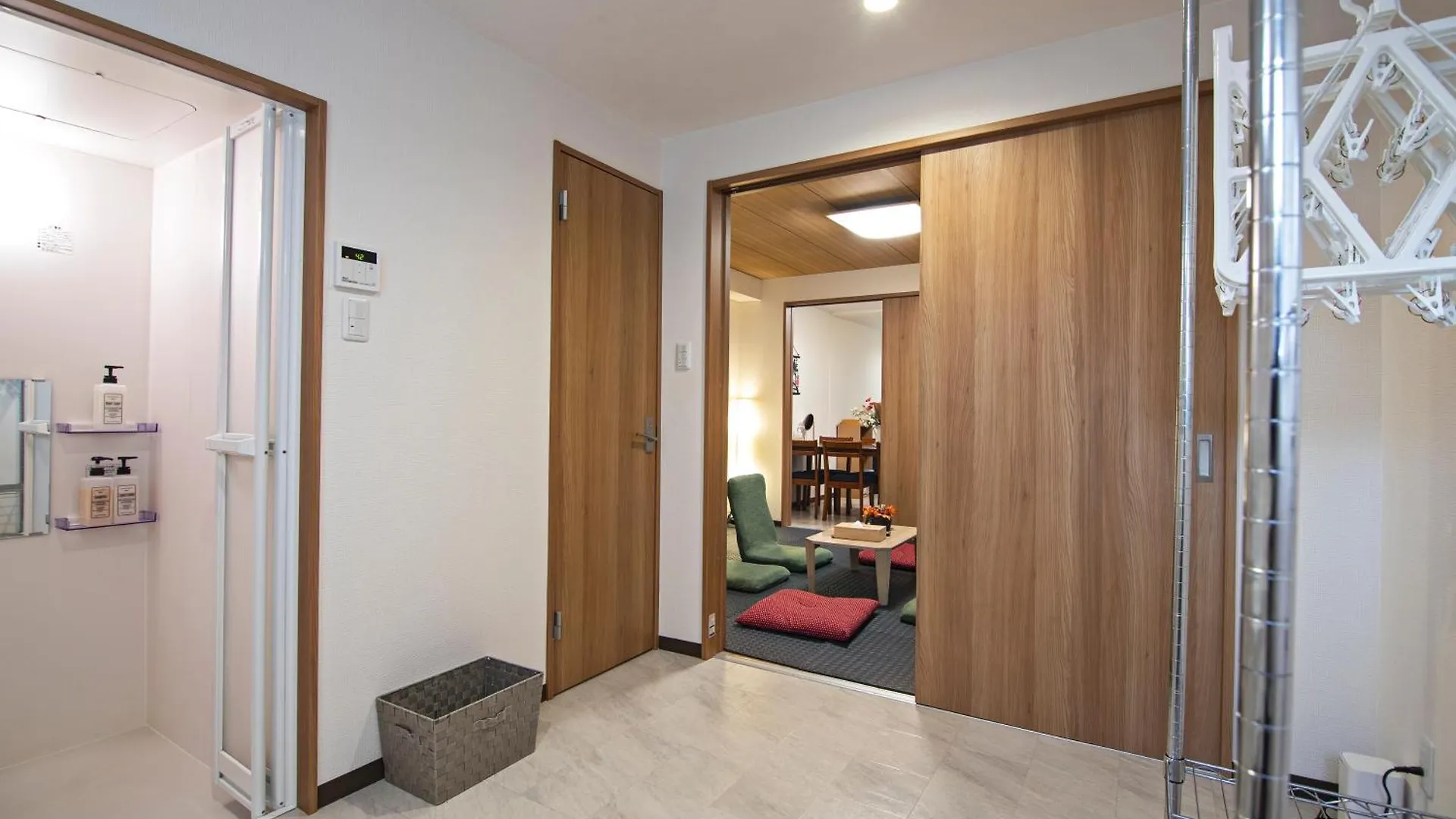山house中津 最大10人 中津駅まで徒歩6分 梅田まで電車4分行ける！　 Apartment Osaka